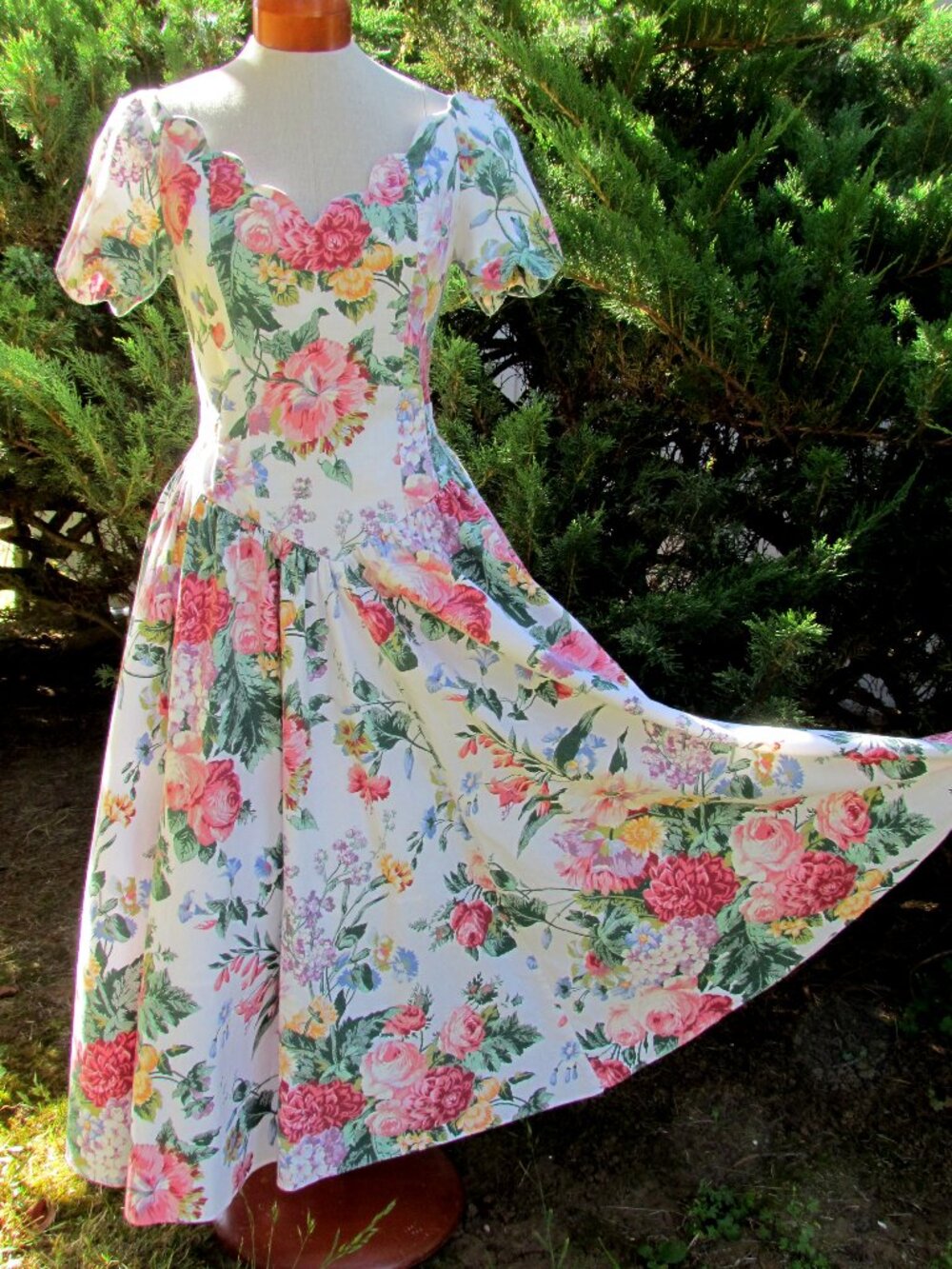 FLORAL DRESS, ROMANTIC TEA LENGTH VINTAGE COTTON w SCALLOPED NECKLINE, EXPO Sz 8